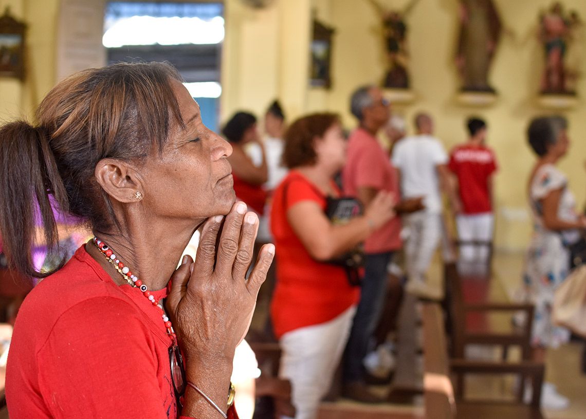 Devoción de creyentes cubanos a Santa Bárbara en el Santuario Nacional, en Párraga, La Habana. Foto: Otmaro Rodríguez.