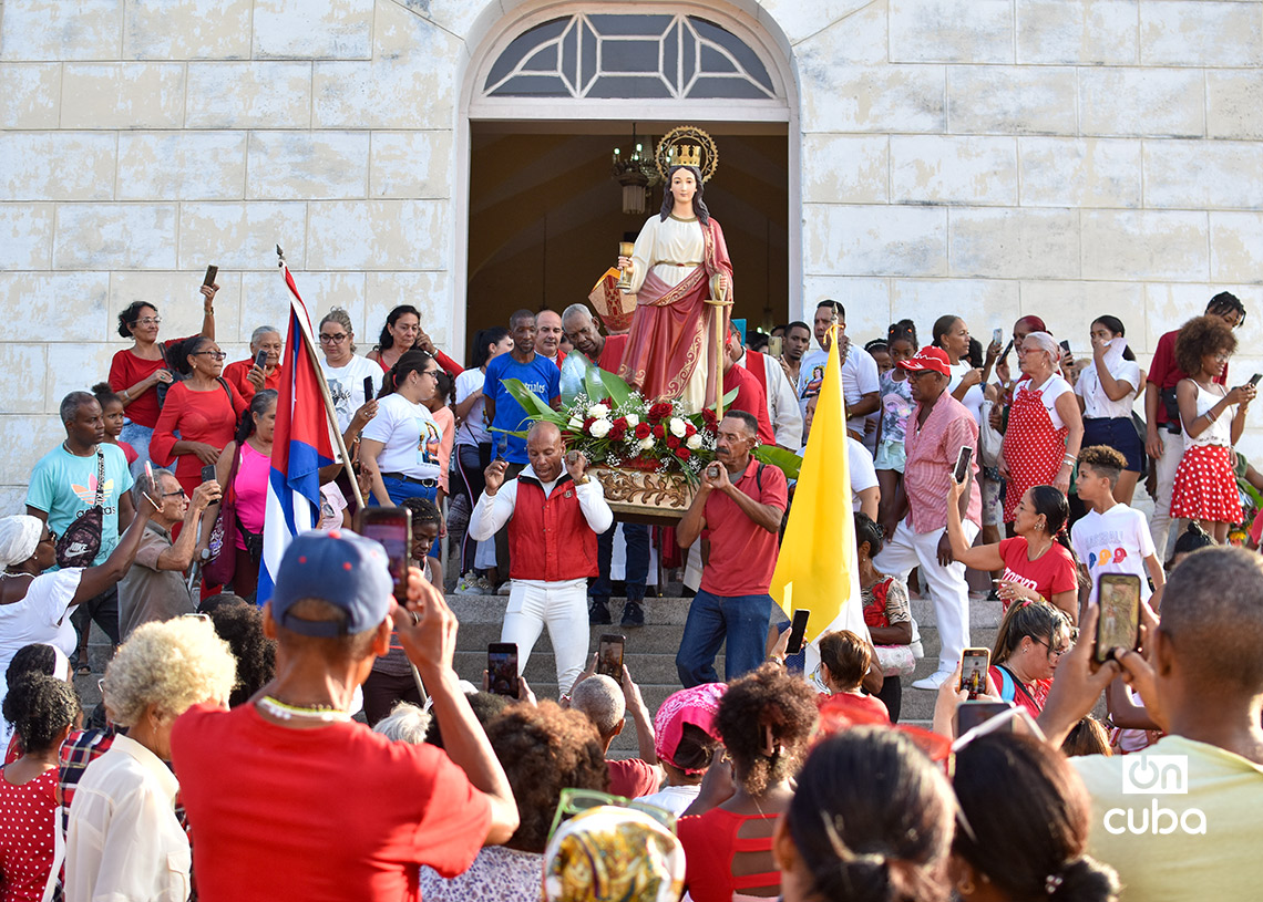 Devoción de creyentes cubanos a Santa Bárbara en el Santuario Nacional, en Párraga, La Habana. Foto: Otmaro Rodríguez.