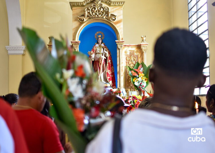 Devoción de creyentes cubanos a Santa Bárbara en el Santuario Nacional, en Párraga, La Habana. Foto: Otmaro Rodríguez.
