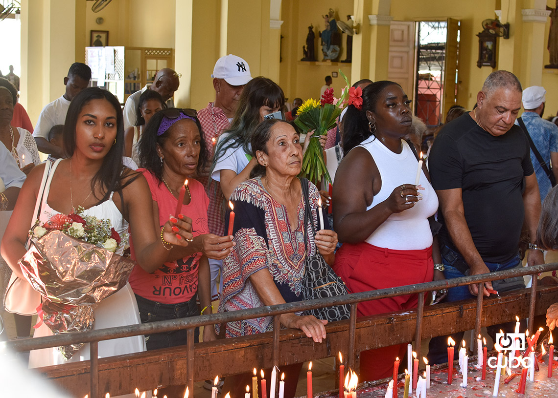 Devoción de creyentes cubanos a Santa Bárbara en el Santuario Nacional, en Párraga, La Habana. Foto: Otmaro Rodríguez.
