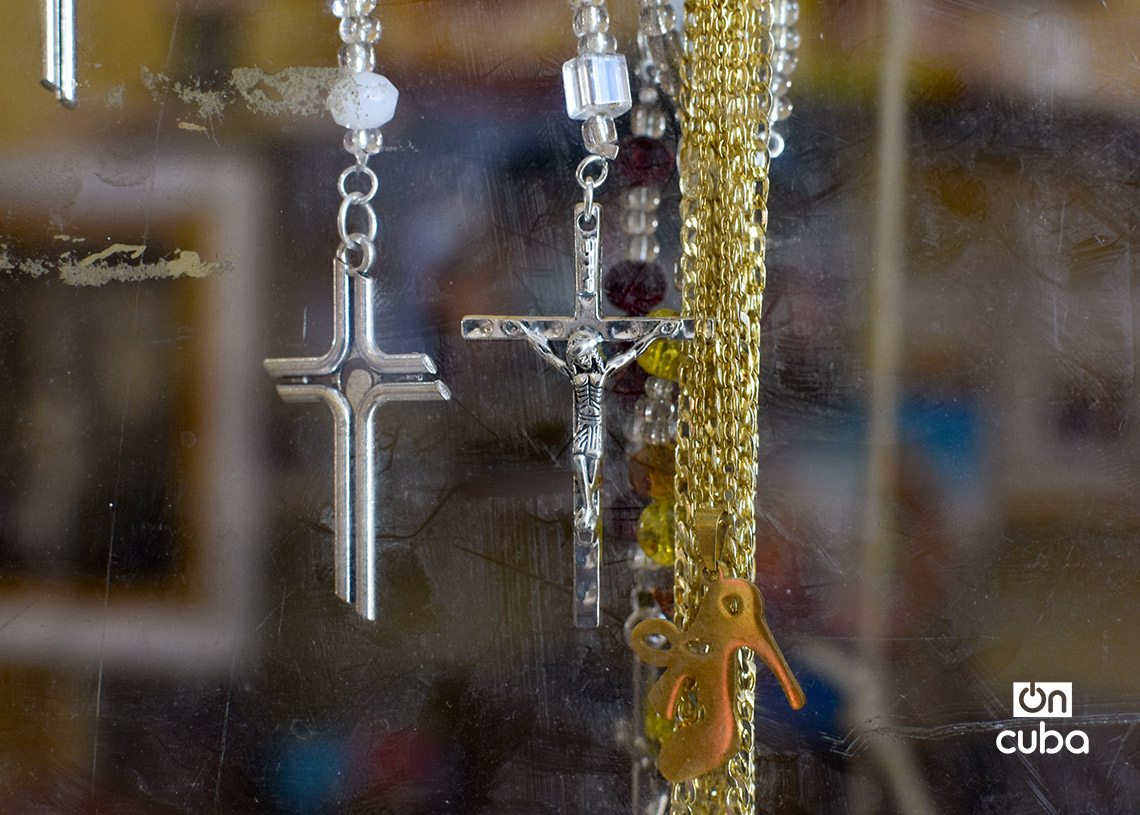 Devoción de creyentes cubanos a Santa Bárbara en el Santuario Nacional, en Párraga, La Habana. Foto: Otmaro Rodríguez.