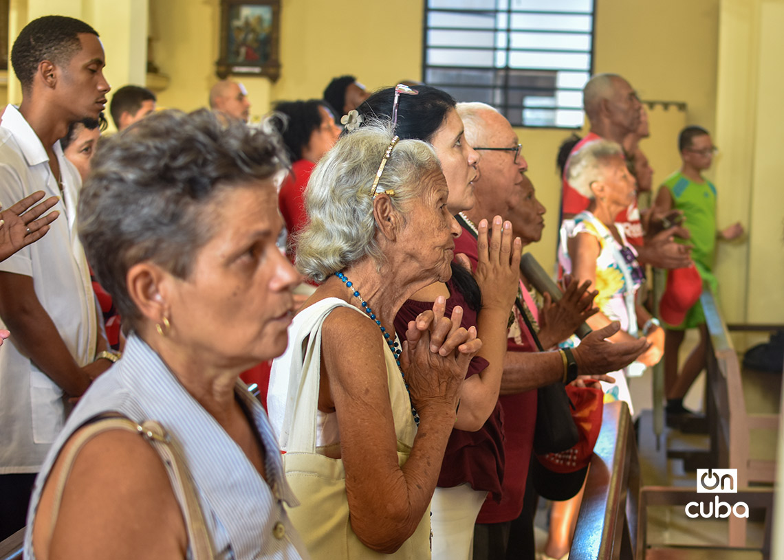 Devoción de creyentes cubanos a Santa Bárbara en el Santuario Nacional, en Párraga, La Habana. Foto: Otmaro Rodríguez.