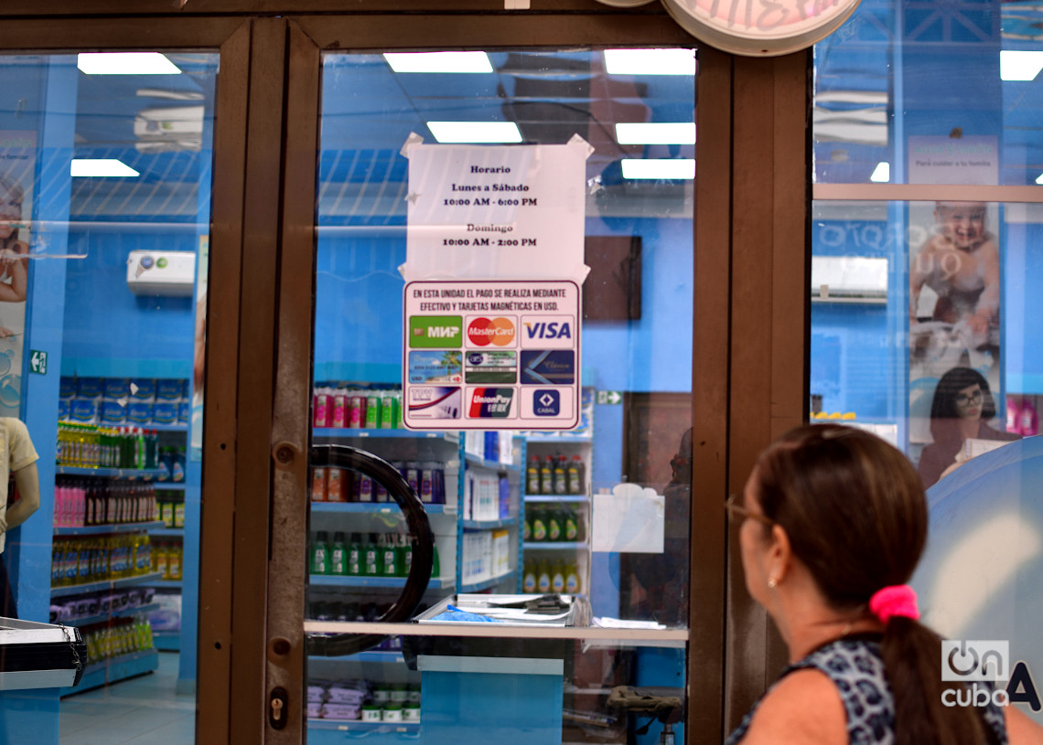 Antigua tienda en MLC reconvertida a la venta en tarjetas en dólares, en la Habana Vieja. Foto: Otmaro Rodríguez.