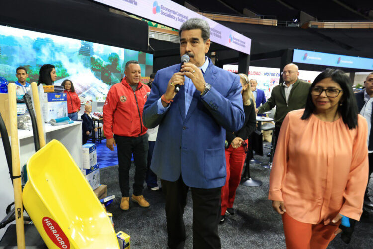 Maduro, hablando junto a Delcy Rodríguez durante una feria con productores en Caracas. Foto:  Palacio de Miraflores /EFE.