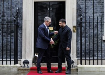 El primer ministro británico, Keir Starmer saluda a Zelenski, en el número 10 de Downing Street, Londres, Reino Unido, este lunes. Foto: Tolga Akmen/EFE.