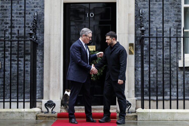 El primer ministro británico, Keir Starmer saluda a Zelenski, en el número 10 de Downing Street, Londres, Reino Unido, este lunes. Foto: Tolga Akmen/EFE.