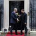 El primer ministro británico, Keir Starmer saluda a Zelenski, en el número 10 de Downing Street, Londres, Reino Unido, este lunes. Foto: Tolga Akmen/EFE.
