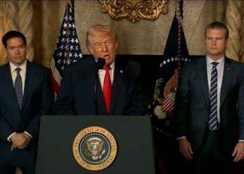 Donald Trump (c), durante un anuncio contra Venezuela junto al secretario de Estado, Marco Rubio (i), y el secretario de Guerra, Peter Hegseth, en Palm Beach, Florida, el 22 de diciembre de 2025. Foto: La Casa Blanca / EFE.