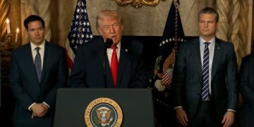 Donald Trump (c), durante un anuncio contra Venezuela junto al secretario de Estado, Marco Rubio (i), y el secretario de Guerra, Peter Hegseth, en Palm Beach, Florida, el 22 de diciembre de 2025. Foto: La Casa Blanca / EFE.