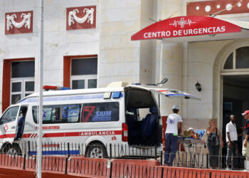 Ambulancia frente al Centro de Urgencias Medicas del hospital Calixto García, en La Habana. Foto:  Ernesto Mastrascusa/EFE.