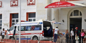 Ambulancia frente al Centro de Urgencias Medicas del hospital Calixto García, en La Habana. Foto:  Ernesto Mastrascusa/EFE.