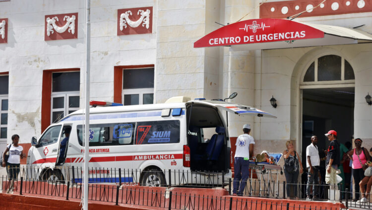 Ambulancia frente al Centro de Urgencias Medicas del hospital Calixto García, en La Habana. Foto:  Ernesto Mastrascusa/EFE.