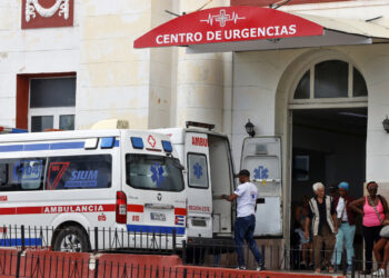 Ambulancias frente al Centro de Urgencias Medicas del hospital Calixto García en La Habana, en medio de la epidemia de arbovirosis que sufre Cuba. Foto: Ernesto Mastrascusa / EFE.