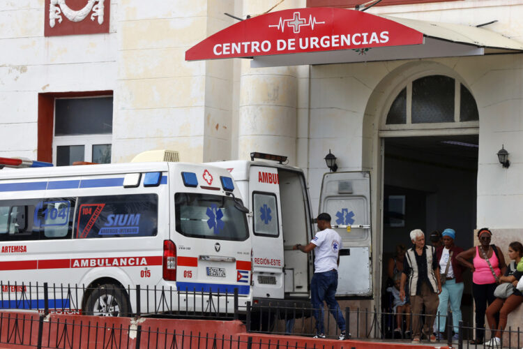 Ambulancias frente al Centro de Urgencias Medicas del hospital Calixto García en La Habana, en medio de la epidemia de arbovirosis que sufre Cuba. Foto: Ernesto Mastrascusa / EFE.