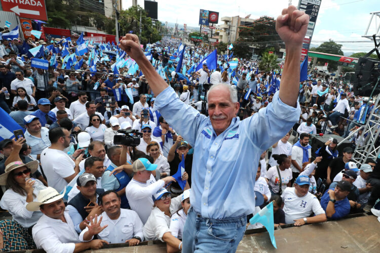 Fotografía de archivo del declarado ganador de las elecciones presidenciales de Honduras, Nasry Asfura, durante un evento de campaña en Tegucigalpa. Foto: Gustavo Amador / EFE / Archivo.