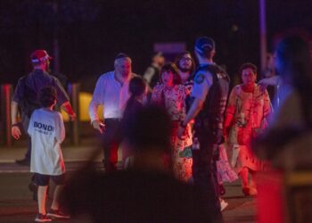 Un agente de policía vigila a las personas que cruzan una calle cerca del lugar del incidente tras un tiroteo en Bondi Beach, Sídney Foto: JEREMY PIPER/EFE/EPA