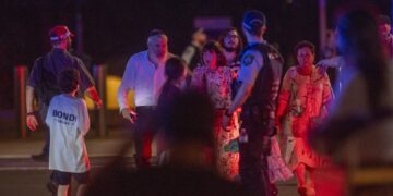 Un agente de policía vigila a las personas que cruzan una calle cerca del lugar del incidente tras un tiroteo en Bondi Beach, Sídney Foto: JEREMY PIPER/EFE/EPA
