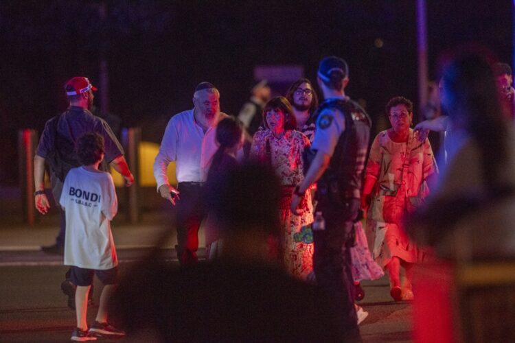 Un agente de policía vigila a las personas que cruzan una calle cerca del lugar del incidente tras un tiroteo en Bondi Beach, Sídney Foto: JEREMY PIPER/EFE/EPA