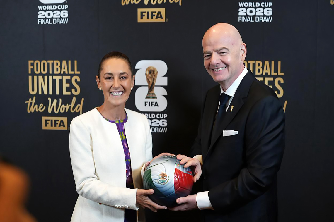 La mandataria mexicana, Claudia Sheinbaum (i), posando junto al presidente de la FIFA, Gianni Infantino, durante el sorteo del Mundial de fútbol en el Kennedy Center de Washington Foto: Presidencia de México / EFE.