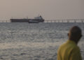 Buque petrolero visto desde el malecón del Lago de Maracaibo, Venezuela, el 17 de diciembre de 2025. Foto: Henry Chirinos / EFE.