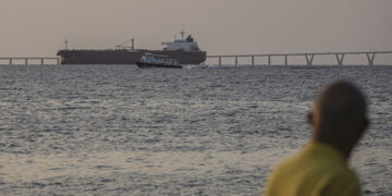 Buque petrolero visto desde el malecón del Lago de Maracaibo, Venezuela, el 17 de diciembre de 2025. Foto: Henry Chirinos / EFE.