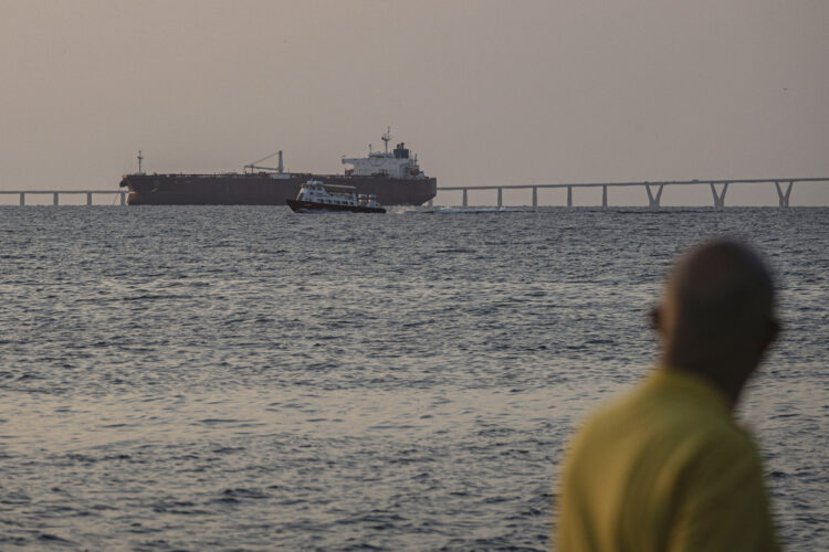 Buque petrolero visto desde el malecón del Lago de Maracaibo, Venezuela, el 17 de diciembre de 2025. Foto: Henry Chirinos / EFE.