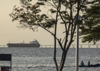 17/12/2025.- Fotografía de un buque petrolero desde el malecón del Lago de Maracaibo, en Maracaibo (Venezuela). Foto: EFE/ Henry Chirinos.