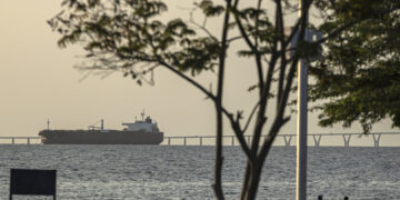 17/12/2025.- Fotografía de un buque petrolero desde el malecón del Lago de Maracaibo, en Maracaibo (Venezuela). Foto: EFE/ Henry Chirinos.