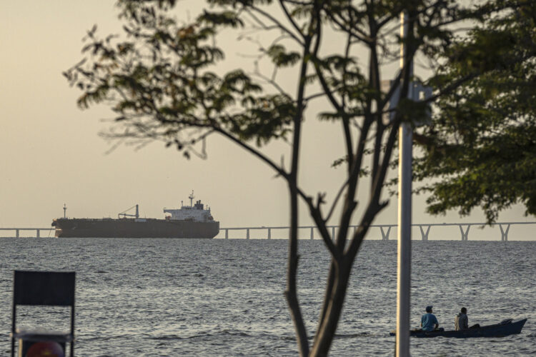 17/12/2025.- Fotografía de un buque petrolero desde el malecón del Lago de Maracaibo, en Maracaibo (Venezuela). Foto: EFE/ Henry Chirinos.