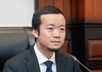 El empresario británico-camboyano Chen Zhi, accionista mayoritario de la matriz de la empresa española Tabacalera y sancionado por EE.UU. y el Reino Unido. Foto: www.princeholdinggroup.com / Archivo.