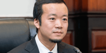 El empresario británico-camboyano Chen Zhi, accionista mayoritario de la matriz de la empresa española Tabacalera y sancionado por EE.UU. y el Reino Unido. Foto: www.princeholdinggroup.com / Archivo.