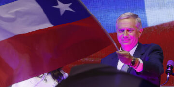 El presidente electo de Chile, el ultraderechista José Antonio Kast, agita una bandera de Chile tras ganar la segunda vuelta de las elecciones presidenciales este domingo. Foto: EFE/ Elvis González.