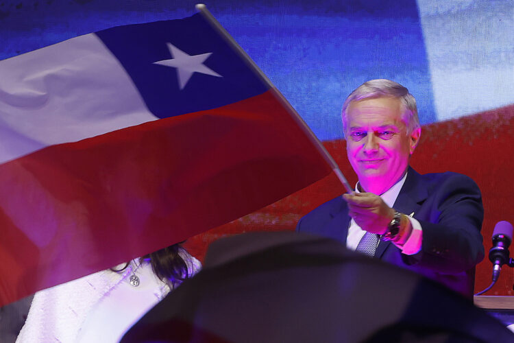 El presidente electo de Chile, el ultraderechista José Antonio Kast, agita una bandera de Chile tras ganar la segunda vuelta de las elecciones presidenciales este domingo. Foto: EFE/ Elvis González.