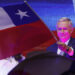 El presidente electo de Chile, el ultraderechista José Antonio Kast, agita una bandera de Chile tras ganar la segunda vuelta de las elecciones presidenciales este domingo. Foto: EFE/ Elvis González.