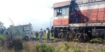 Choque de un tren de pasajeros y una ambulancia en Artemisa. Foto: Tomada del perfil de Facebook de la Unión de Ferrocarriles de Cuba.