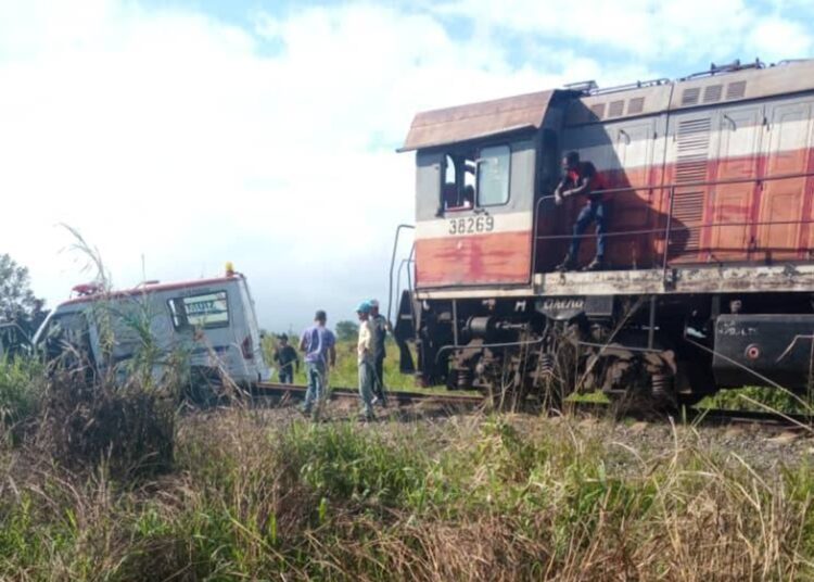 Choque de un tren de pasajeros y una ambulancia en Artemisa. Foto: Tomada del perfil de Facebook de la Unión de Ferrocarriles de Cuba.