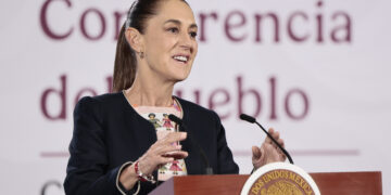 La presidenta mexicana, Claudia Sheinbaum, habla durante su conferencia de prensa en la Ciudad de México. Foto: José Méndez / EFE.