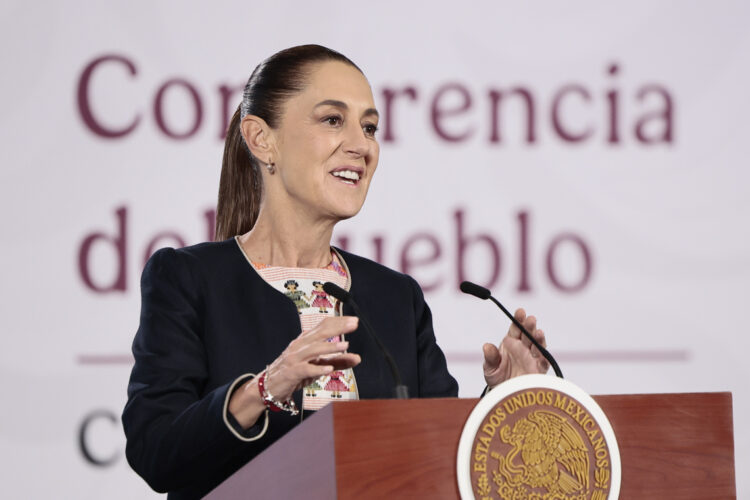 La presidenta mexicana, Claudia Sheinbaum, habla durante su conferencia de prensa en la Ciudad de México. Foto: José Méndez / EFE.