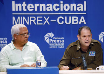 El ministro de Justicia y presidente de la Comisión Nacional de Drogas, Oscar Manuel Silvera Martínez (i), junto al jefe del Órgano especializado del Enfrentamiento Antidrogas del Ministerio del Interior, coronel Juan Carlos Poey (d), durante una rueda de prensa en La Habana, el 4 de diciembre de 2025. Foto: Ernesto Mastrascusa / EFE.