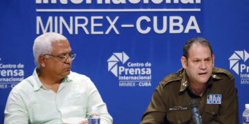 El ministro de Justicia y presidente de la Comisión Nacional de Drogas, Oscar Manuel Silvera Martínez (i), junto al jefe del Órgano especializado del Enfrentamiento Antidrogas del Ministerio del Interior, coronel Juan Carlos Poey (d), durante una rueda de prensa en La Habana, el 4 de diciembre de 2025. Foto: Ernesto Mastrascusa / EFE.