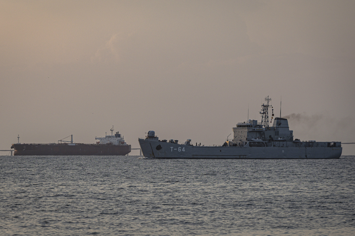 Buque de patrulla naval de la armada venezolana desde el malecón del Lago de Maracaibo. Foto: Henry Chirinos / EFE.