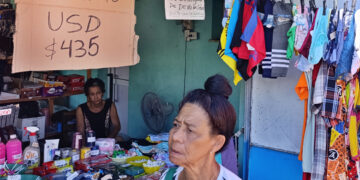 El Gobierno cubano publicó en la Gaceta Oficial una serie de normativas que oficializan el uso de divisas extranjeras en la isla, formalizando la dolarización creciente impulsada desde el Ejecutivo en medio de la grave crisis que sufre el país. Foto: EFE/ Ernesto Mastrascusa.