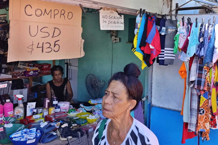 El Gobierno cubano publicó en la Gaceta Oficial una serie de normativas que oficializan el uso de divisas extranjeras en la isla, formalizando la dolarización creciente impulsada desde el Ejecutivo en medio de la grave crisis que sufre el país. Foto: EFE/ Ernesto Mastrascusa.