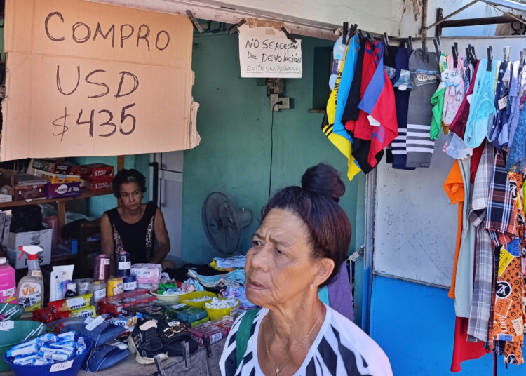 El Gobierno cubano publicó en la Gaceta Oficial una serie de normativas que oficializan el uso de divisas extranjeras en la isla, formalizando la dolarización creciente impulsada desde el Ejecutivo en medio de la grave crisis que sufre el país. Foto: EFE/ Ernesto Mastrascusa.