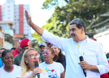 Nicolás Maduro (d), durante una visita a una comuna este jueves, en Caracas. Foto: EFE/ Palacio de Miraflores