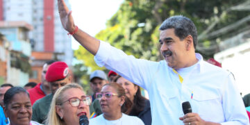 Nicolás Maduro (d), durante una visita a una comuna este jueves, en Caracas. Foto:  EFE/ Palacio de Miraflores