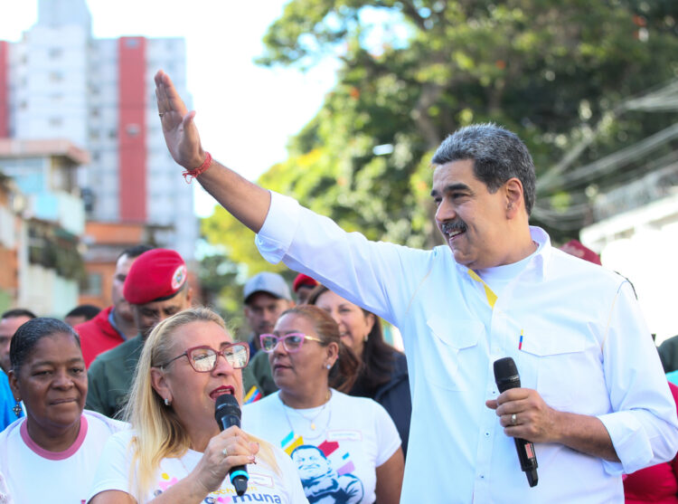 Nicolás Maduro (d), durante una visita a una comuna este jueves, en Caracas. Foto:  EFE/ Palacio de Miraflores