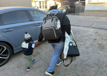 El miedo a los arrestos en Estados Unidos empuja a varias familias a autodeportarse. Foto: María León/EFE.