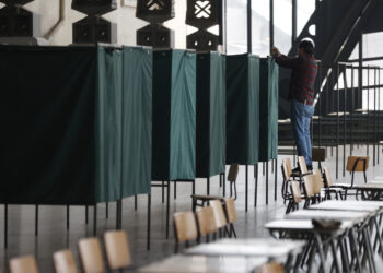 Una persona trabaja en los preparativos para la segunda vuelta presidencial, en Santiago de Chile. Chile podría dar un giro de 180 grados el domingo y sumarse a la ola ultraderechista que avanza por el continente, con el estadounidense Donald Trump y el argentino Javier Milei como referentes; o darle un respiro a la izquierda, que en la región ha perdido las últimas elecciones. Foto: EFE/ Elvis González.