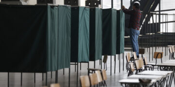 Una persona trabaja en los preparativos para la segunda vuelta presidencial, en Santiago de Chile. Chile podría dar un giro de 180 grados el domingo y sumarse a la ola ultraderechista que avanza por el continente, con el estadounidense Donald Trump y el argentino Javier Milei como referentes; o darle un respiro a la izquierda, que en la región ha perdido las últimas elecciones. Foto: EFE/ Elvis González.